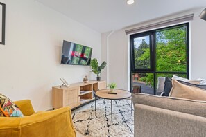 Smart TV - Spacious 3 Bed | Leeds | Contractors (Leeds)