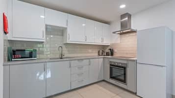 Frigorifero, microonde, forno, piano cottura