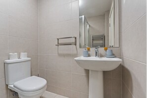 Bathroom - Spacious 3 Bed | Leeds | Contractors (Leeds)