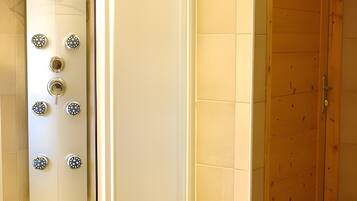 Dusj, hårføner og håndklær