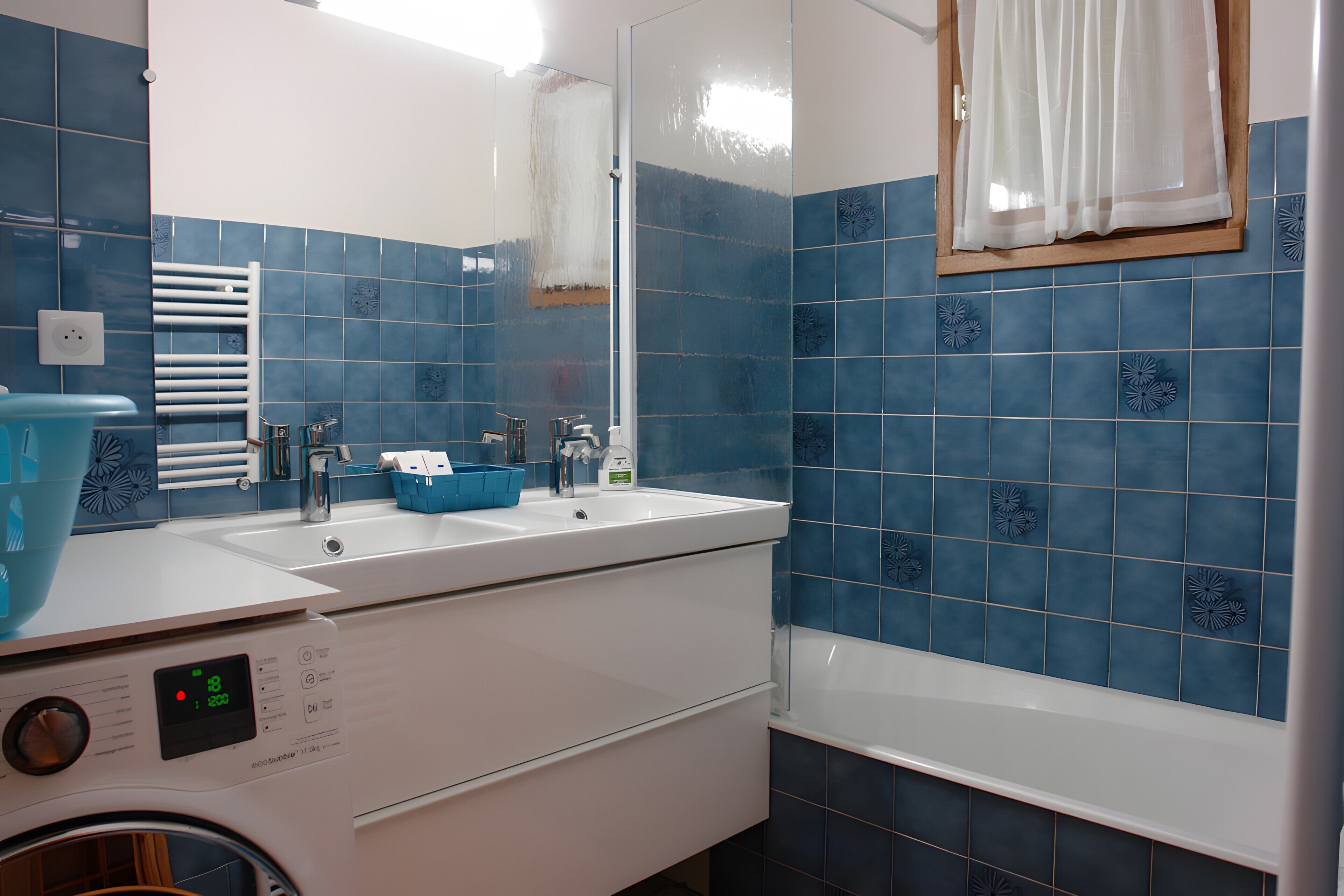 Douche, sèche-cheveux, serviettes fournies