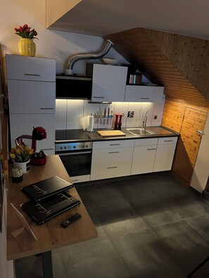 Een oven, een kookplaat, een vaatwasser