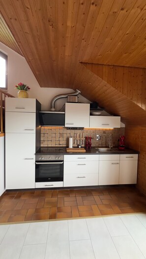 Een oven, een kookplaat, een vaatwasser