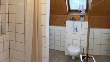 Haartrockner, Handtücher, Seife, Toilettenpapier