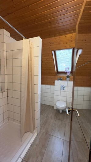 Haartrockner, Handtücher, Seife, Toilettenpapier