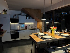 Een oven, een kookplaat, een vaatwasser