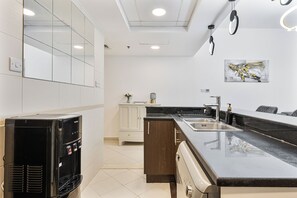 Réfrigérateur, micro-ondes, four, plaque de cuisson