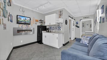 Fernseher, Tischtennisplatte