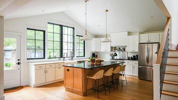 Een magnetron, een oven, een kookplaat, een vaatwasser