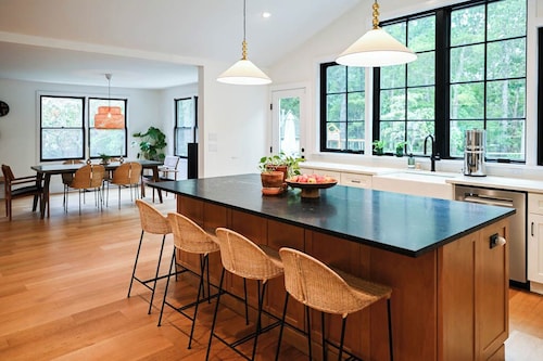 Walk to Private Beach, Wine Country Farmhouse, Outdoor Dining, Sleeps 6 Adults