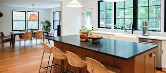 Walk to Private Beach, Wine Country Farmhouse, Outdoor Dining, Sleeps 6 Adults