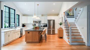 Een magnetron, een oven, een kookplaat, een vaatwasser