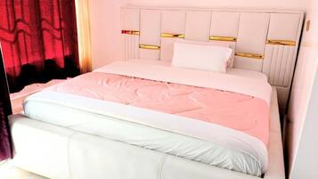 Habitación doble Deluxe, vista a la ciudad | Escritorio y espacio para trabajar con laptop