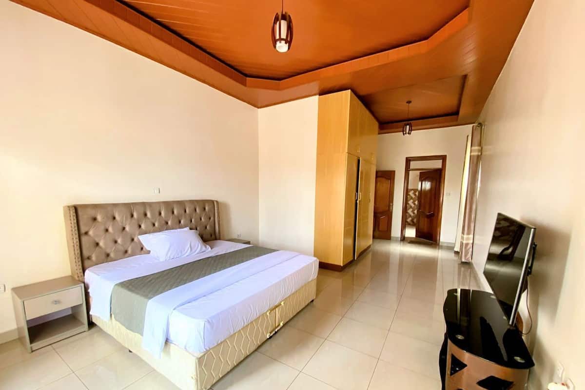 Luxury Apartment | Desk, laptop workspace, iron/ironing board, free WiFi