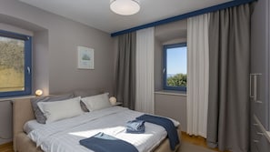 Tabla de planchar con plancha, wifi gratis y ropa de cama 