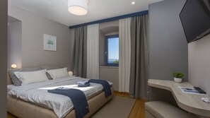 Iron/ironing board, free WiFi, bed sheets
