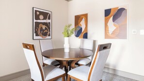 Apartment (2 Bedrooms) | Dining room
