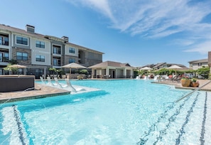 Seasonal outdoor pool - Landing Apartments Houston - Kingsland Blvd (Houston)