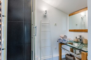 Regadera, secadora de cabello, toallas 