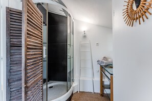 Interior - Eleuthera Guest Room with Lake View, Shared Pool and Wi-Fi (Gujan-Mestras)