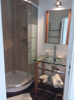 تجهيزات دش، مجففات شعر، مناشف