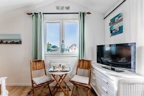 TV - Bed and Breakfast 'Makatea' with Shared Pool, Shared Garden and Wi-Fi (Gujan-Mestras)