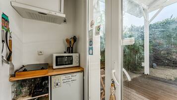 Een koelkast, een magnetron, een kookplaat