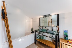 Suihku, hiustenkuivaaja, pyyhkeet