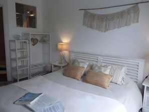1 bedroom, WiFi, bed sheets - Manihi Guest Room with Lake View, Shared Pool and Wi-Fi (Gujan-Mestras)