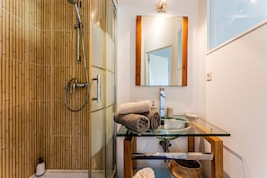 Shower, hair dryer, towels