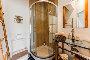 Shower, hair dryer, towels - Manihi Guest Room with Lake View, Shared Pool and Wi-Fi (Gujan-Mestras)