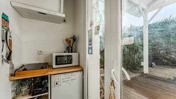 Refrigerador, microondas, parrilla de estufa y cafetera y tetera