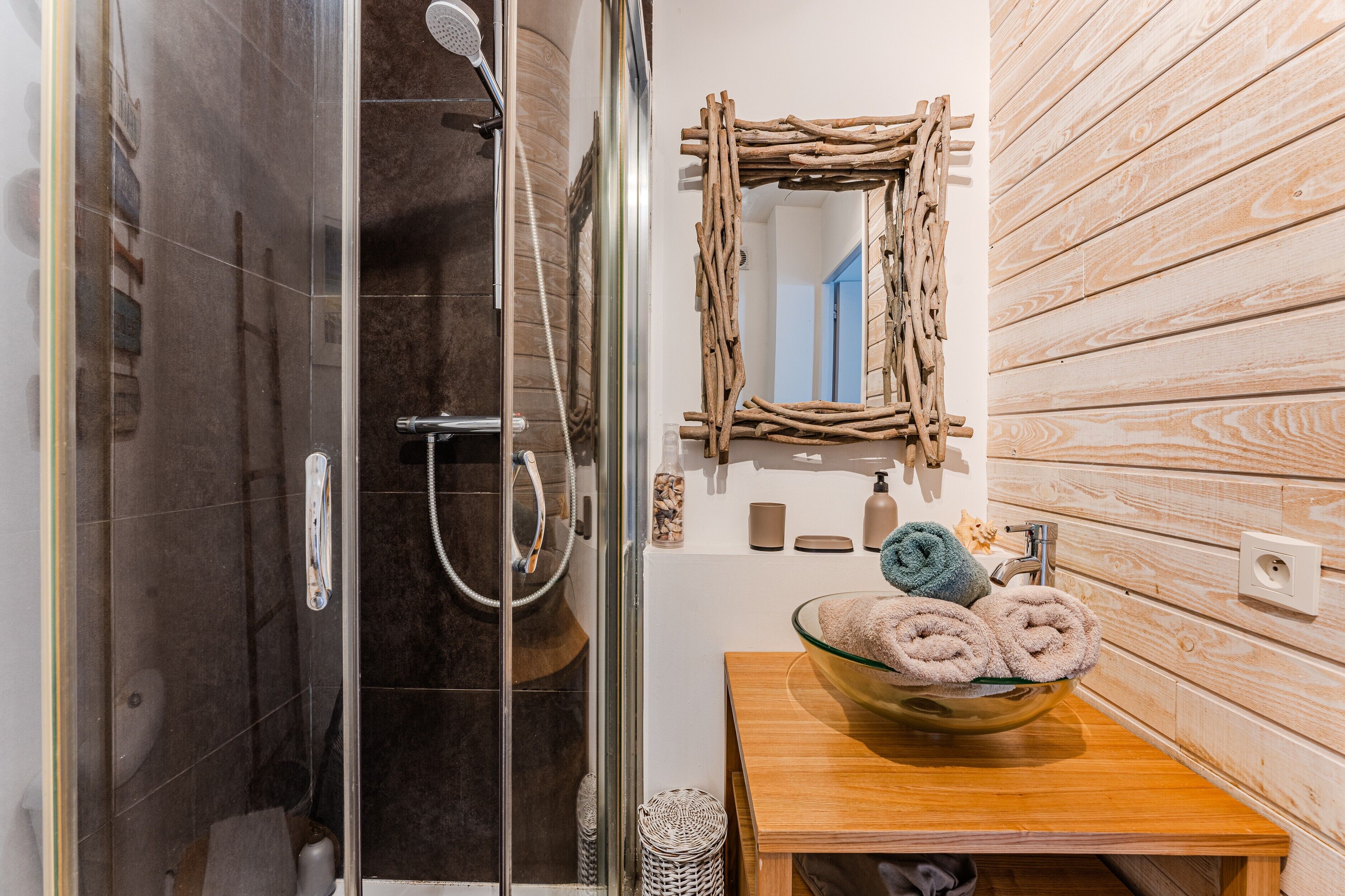 Shower, hair dryer, towels
