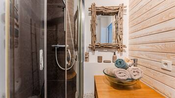 Shower, hair dryer, towels