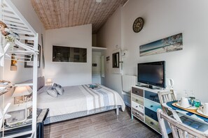1 bedroom, WiFi, bed sheets - Bed and Breakfast 'Tikeau' with Shared Pool, Private Terrace and Wi-Fi (Gujan-Mestras)
