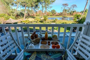 Outdoor dining - Bed and Breakfast 'Tikeau' with Shared Pool, Private Terrace and Wi-Fi (Gujan-Mestras)