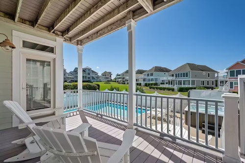 Private Pool & Hot Tub, Resort Amenities at Currituck Club, Golf