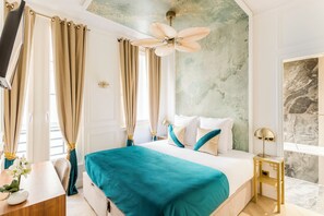 Apartment | Hypo-allergenic bedding, pillowtop beds, in-room safe