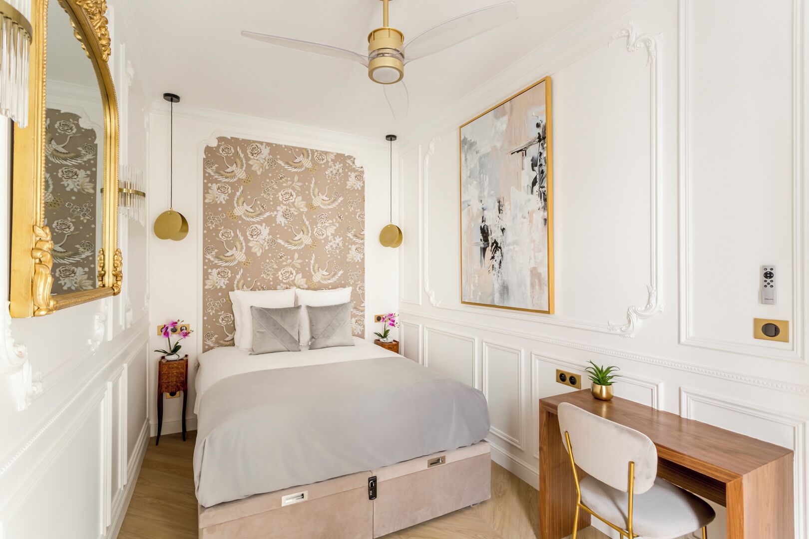 Una camera da letto con un letto, comodini, una scrivania e una sedia.