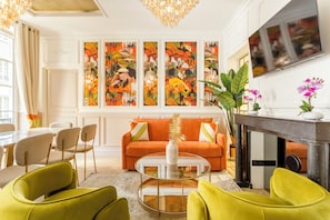 Appartement | Coin séjour | TV connectée, Netflix, services de streaming, espaces bureaux