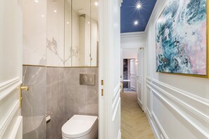 Apartment | Bathroom | Rainfall showerhead, eco-friendly toiletries, hair dryer, towels