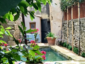 Una piscina techada, una piscina al aire libre
