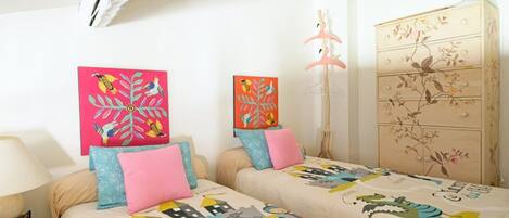 2 habitaciones, tabla de planchar con plancha y ropa de cama