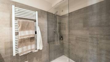 Apartemen | Kamar mandi | Handuk