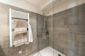 Apartment | Bathroom | Towels - Chez Vous a Uzes, Heated Pool, Garden, Historic Centre (Uzès)