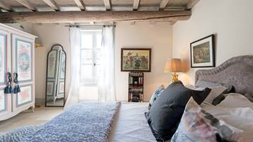 Apartment | 2 bedrooms, iron/ironing board, bed sheets