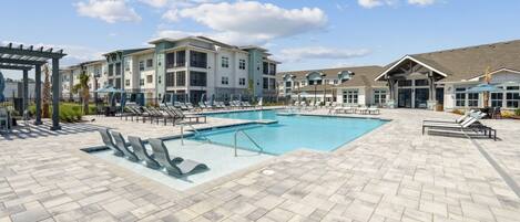 Alberca al aire libre y camastros