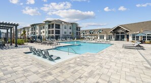 Kolam renang outdoor, dengan kursi berjemur