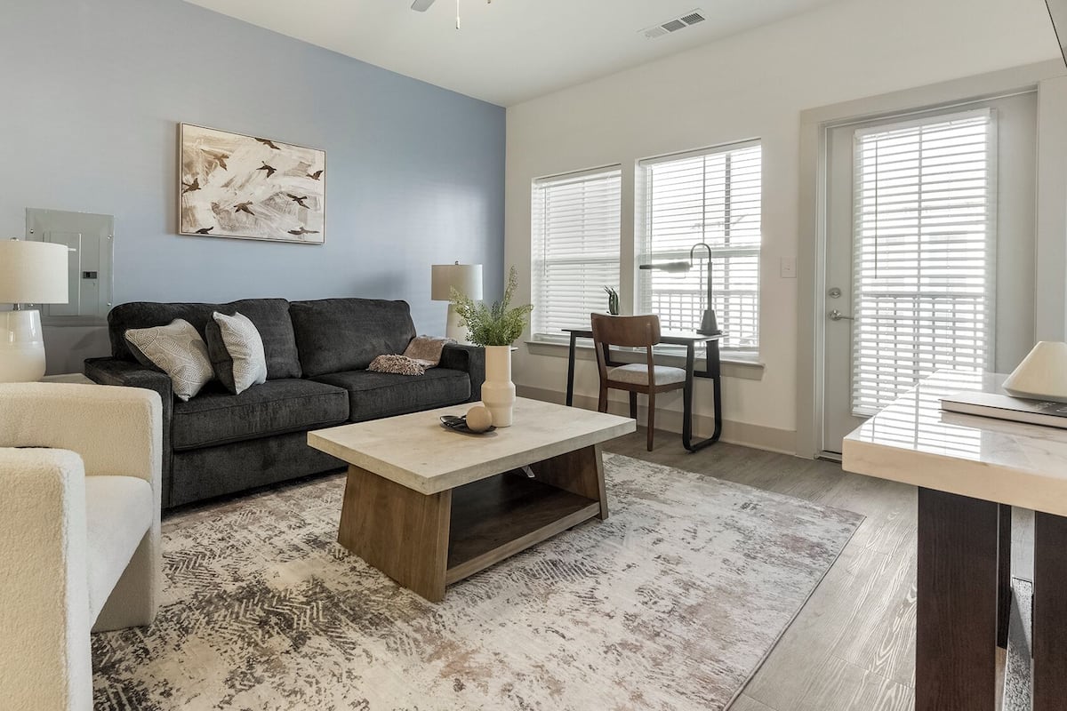 Departamento (2 Bedrooms) | Área de sala de estar | Televisión de 50 pulgadas con canales digitales