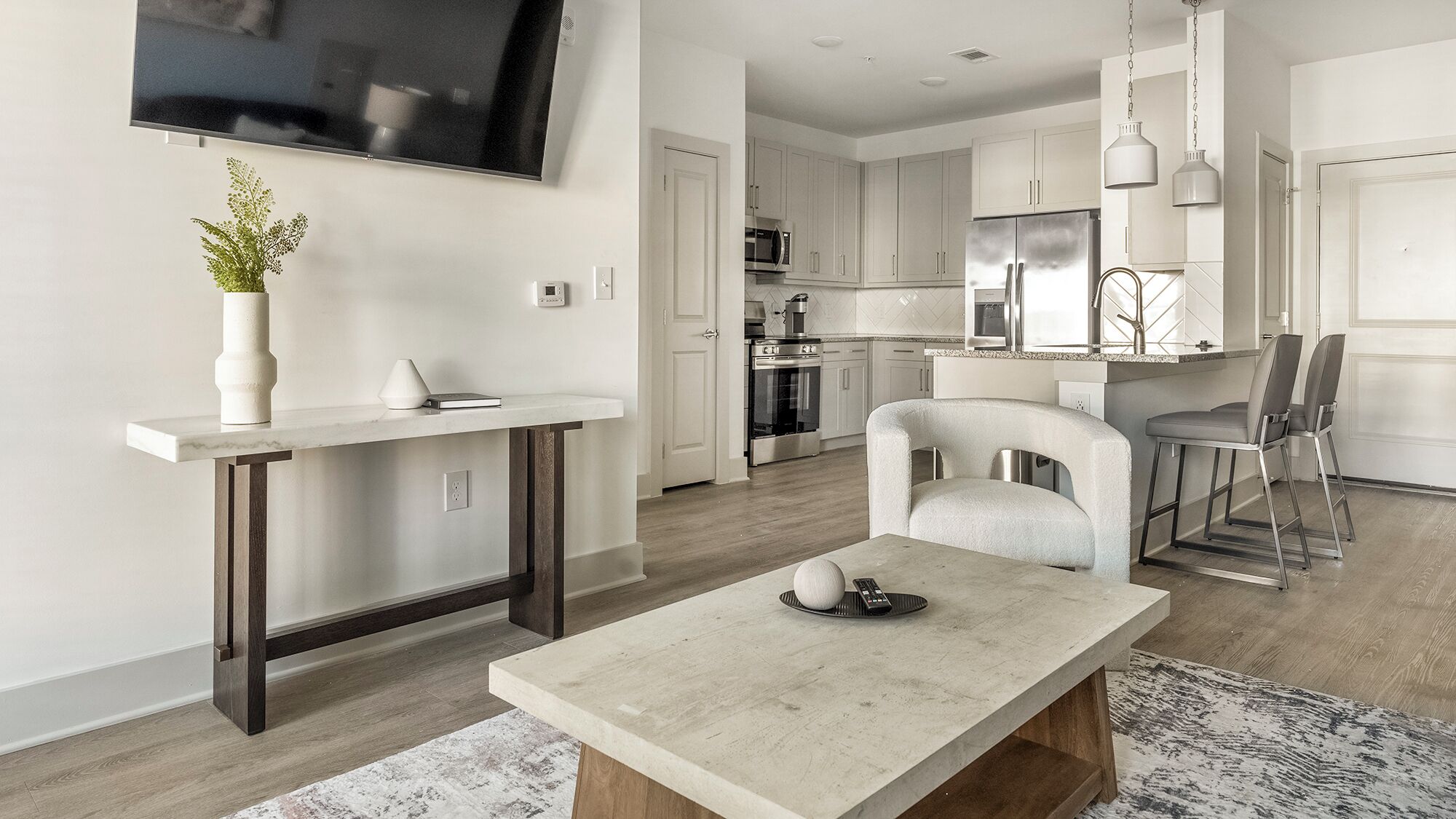 Căn hộ (2 Bedrooms) | Khu phòng khách | TV 50-inch có truyền hình kỹ thuật số 